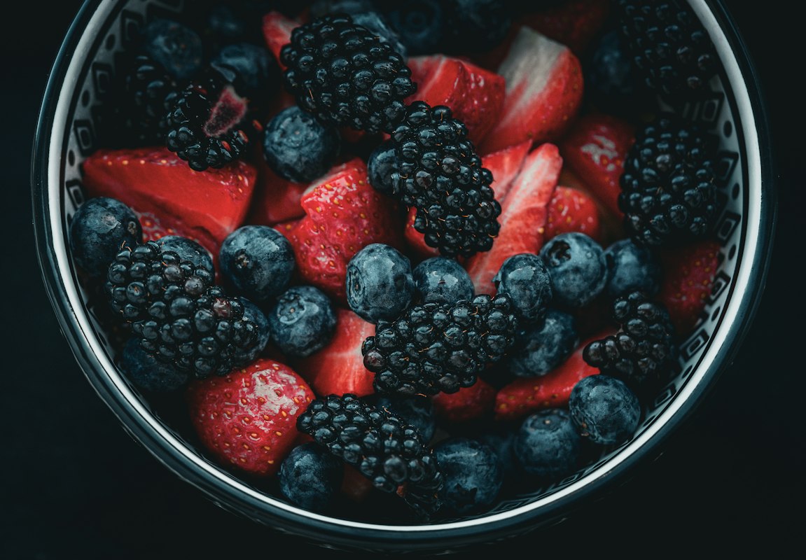 Grüner Salat mit Nüssen und Beeren
